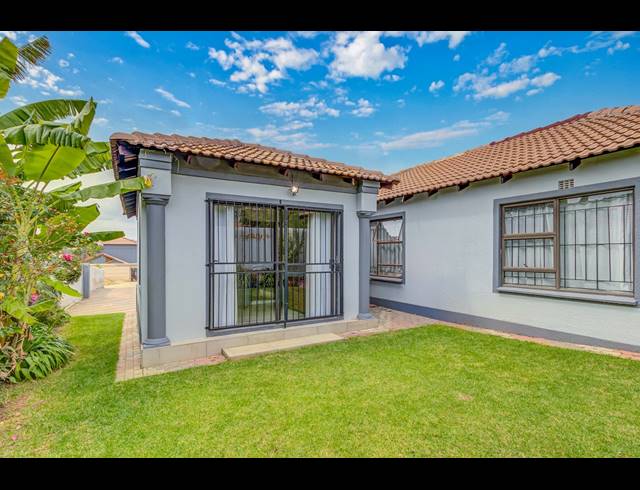 4 BEDROOM FREEHOLD FOR SALE IN COSMO CITY